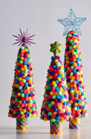 Arboles de Navidad con pompones de lana